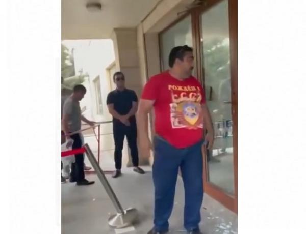 Bakıda vaksin növbəsinə dayanan şəxs 3 həkimə xəsarət yetirdi –