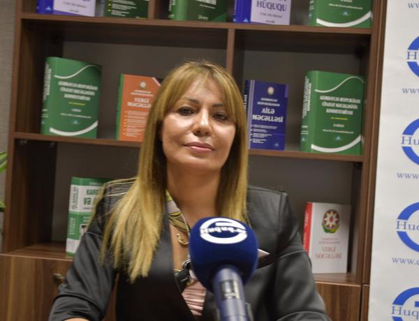 Məhkəmə zalında təqsirləndirilən şəxslərin qolu qandallı saxlanmasına vəkildən