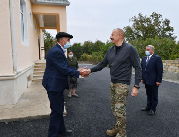 Президент Ильхам Алиев посмотрел дом жителя города Тертер, разрушенный в результате атаки армянских ВС, и ознакомился с условиями, созданными в новом доме