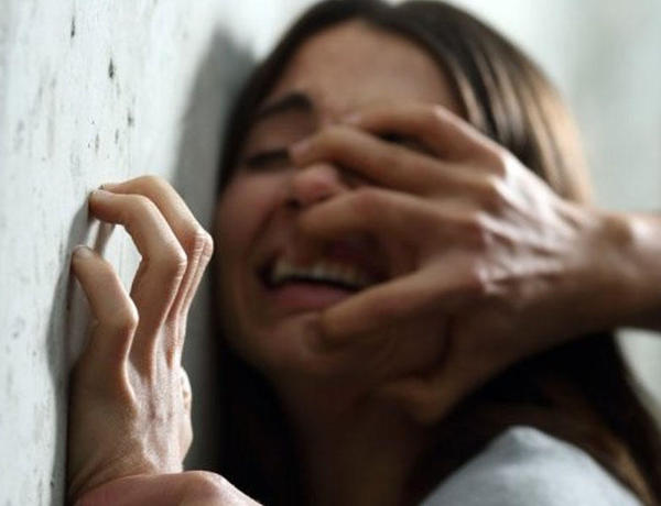 Bakıda azyaşlı qızını işgəncə verməkdə təqsirləndirilən ataya cinayət işi açıldı