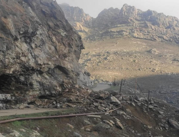 Lerikdə qaya uçqunu oldu, yol bağlandı