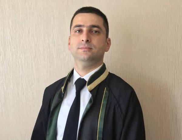 Azərbaycanda vəkilin avtomobilini yandırdılar –