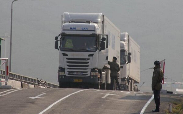 Azerbaijan hands over Iranian drivers, detained for illegal cargo transportation to Khankendi, to Tehran