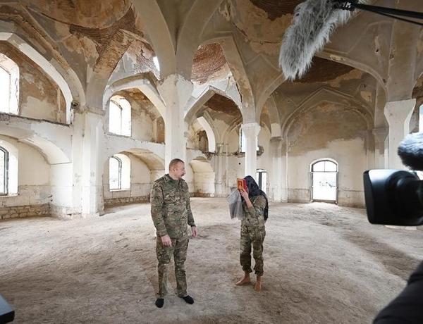 Ильхам Алиев и Мехрибан Алиева ознакомились с реставрационными работами, проводимыми в мечети Ашагы Говхар Ага