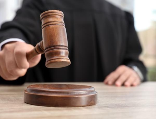 Məhkəmə xəstə anasını boğaraq öldürməkdə təqsirləndirilən qadınla bağlı qərar çıxardı