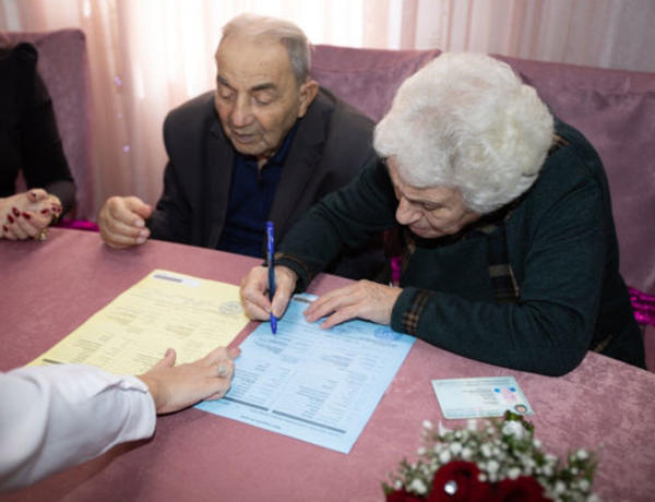 В Баку 87-летний мужчина и 78-летняя женщина вступили в брак —