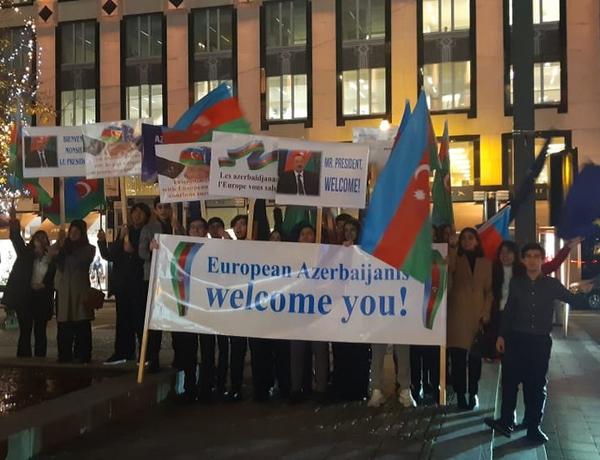 Азербайджанцы вышли встречать президента Ильхама Алиева в Брюсселе
