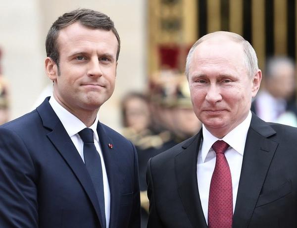 Путин обсудил с Макроном ситуацию в Карабахе
