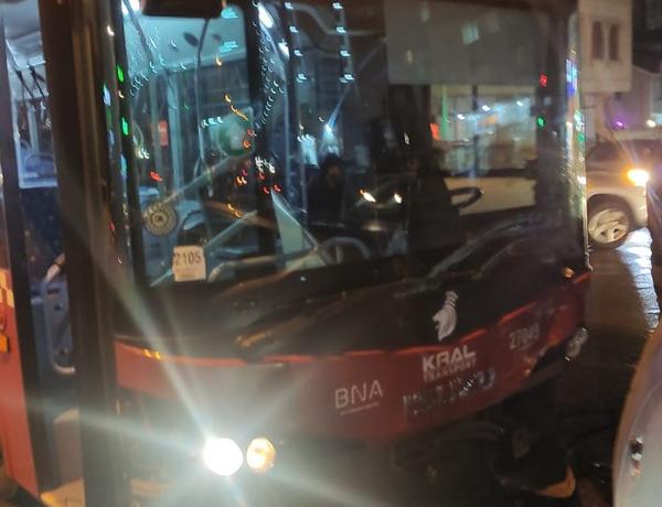 Bakıda sərnişin avtobusu qəzaya uğrayıb, xəsarət alan var
