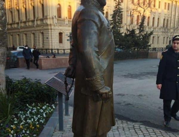 Задержаны подозреваемые в нанесении повреждения памятнику Тагиеву, статуя восстановлена