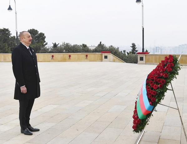 President Ilham Aliyev visits Alley of Martyrs