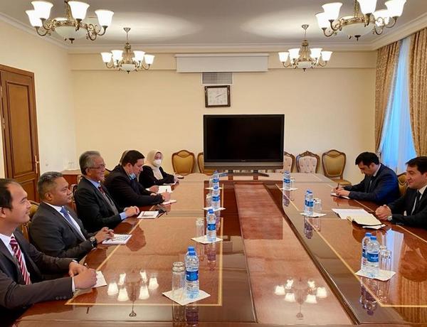 Hikmat Hajiyev mulls bilateral coop with Malaysian diplomat