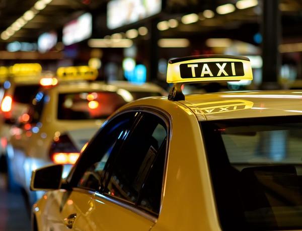 Taksi sürücüsünü hədələyib 235 manatını ələ keçirdilər –