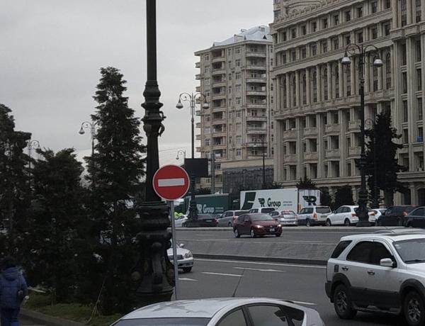Bakıda yük maşınlarının bağladığı yollar açıldı