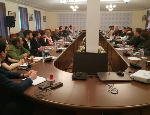Хикмет Гаджиев встретился с посетившими освобожденные территории путешественниками