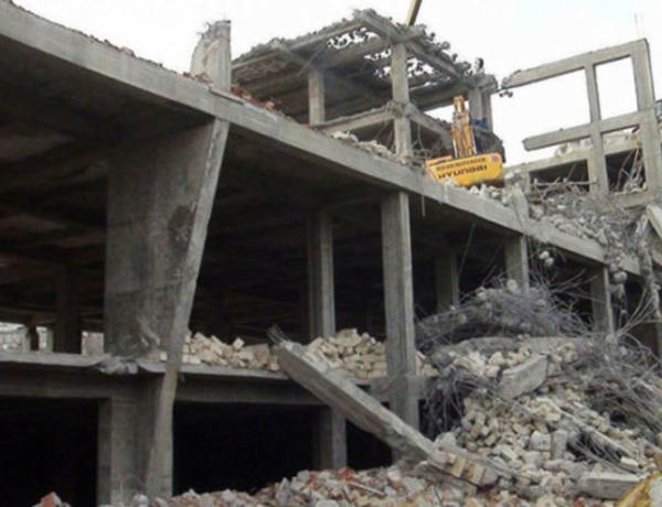 Bakıda tikilməkdə olan bina çökdü, 2 nəfər xəsarət aldı