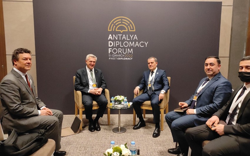 Jeyhun Bayramov meets with UN High Commissioner for Refugees