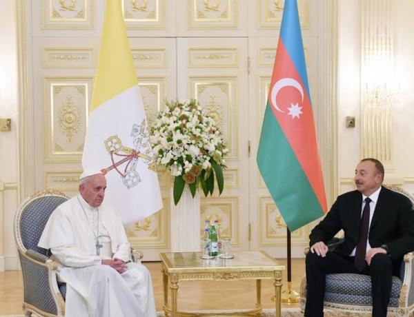 Президент Азербайджана поздравил Папу Римского Франциска с днем коронации