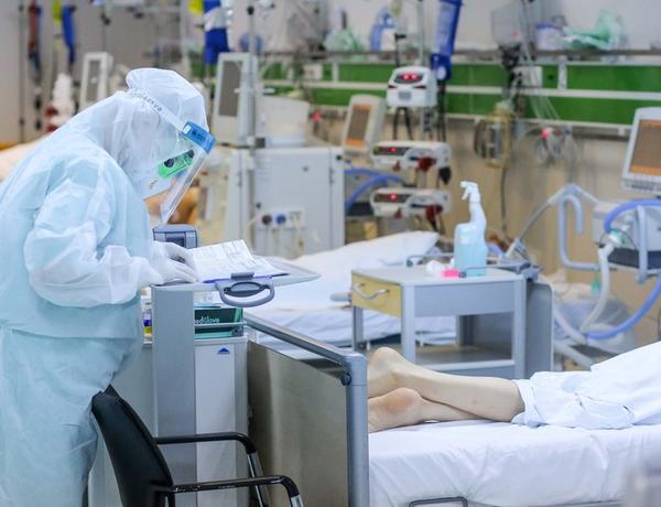 Продлен срок выдачи надбавок к зарплатам медработников, участвующих в борьбе с COVID-19