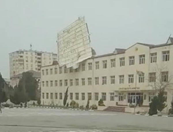 Xırdalanda külək məktəbin damını uçurdu –