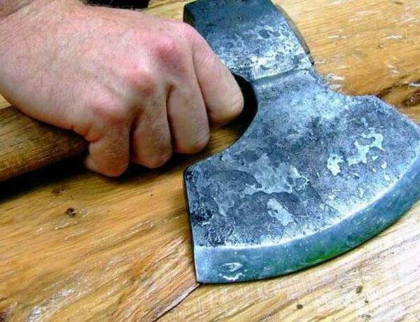 Qubada qadın keçmiş əri tərəfindən baltalandı