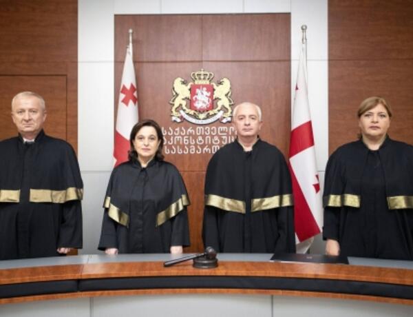 Gürcüstan hökuməti ölkə prezidentini məhkəməyə verdi