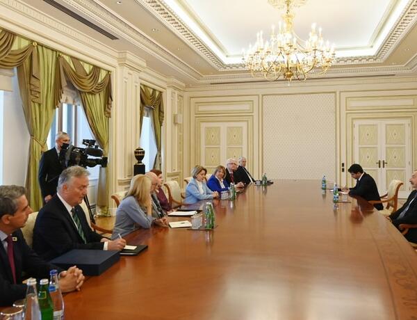 Президент принял сопредседателей и членов правления Международного центра Низами Гянджеви