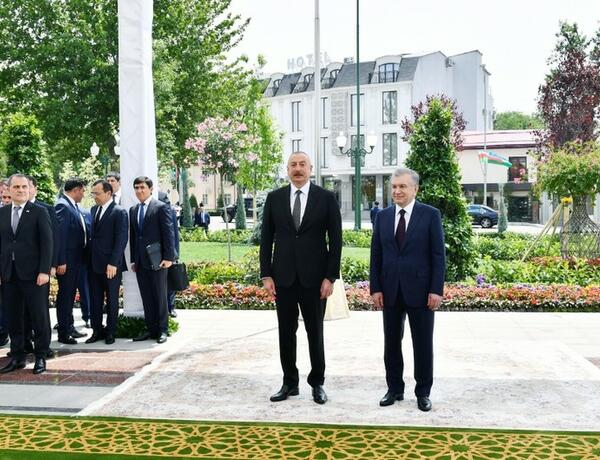 Özbəkistan Prezidenti Füzulinin əlyazmalarından birini İlham Əliyevə hədiyyə etdi