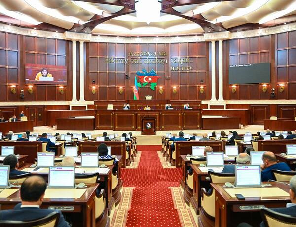 Konstitusiya Məhkəməsinin yeni hakimləri and içdi