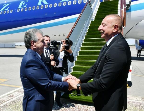 Президент Ильхам Алиев пригласил узбекского коллегу совершить официальный визит в Азербайджан