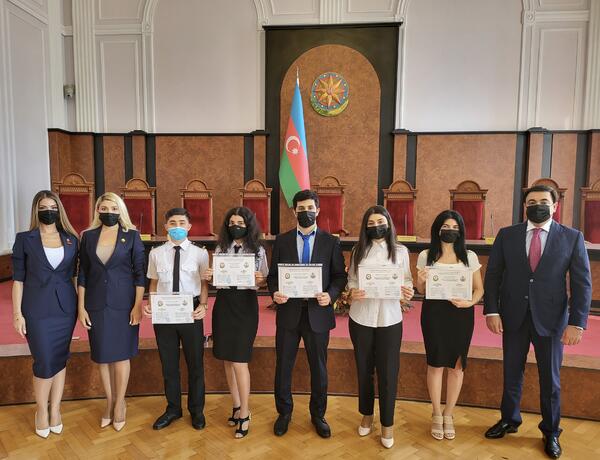 Konstitusiya Məhkəməsində Könüllü Proqramında iştirak edən gənclərə sertifikatlar təqdim edildi