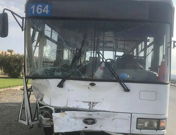 Bakıda sərnişin avtobusu qəzaya düşdü
