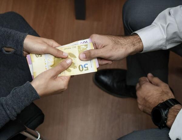 Azərbaycanda vəzifəli şəxs rüşvət alarkən tutuldu