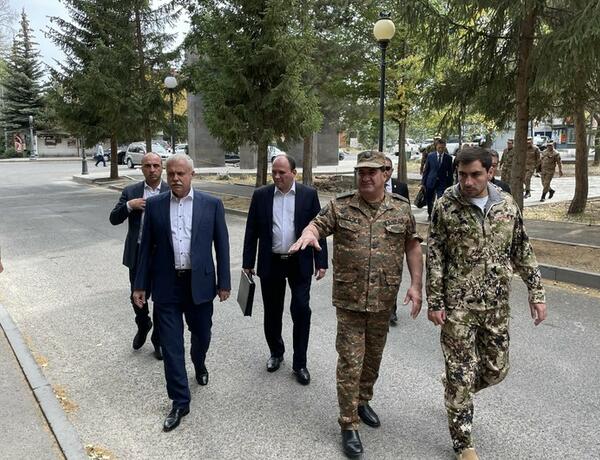 Миссия ОДКБ в Армении во главе с генсеком посетила границу с Азербайджаном