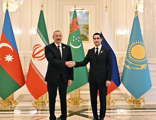 Президент Азербайджана поздравил туркменского коллегу с Днем независимости