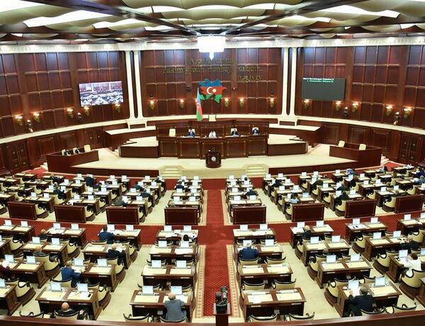 В Милли Меджлисе обсуждается заявление по случаю Дня Победы