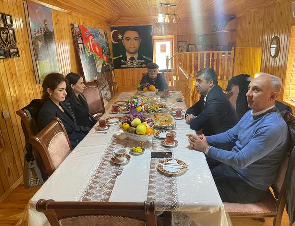 Bakı Kommersiya Məhkəməsinin rəhbərliyi şəhid ədliyyə qulluqçusu Ruhin Xəlilovun ailəsini ziyarət etdi –