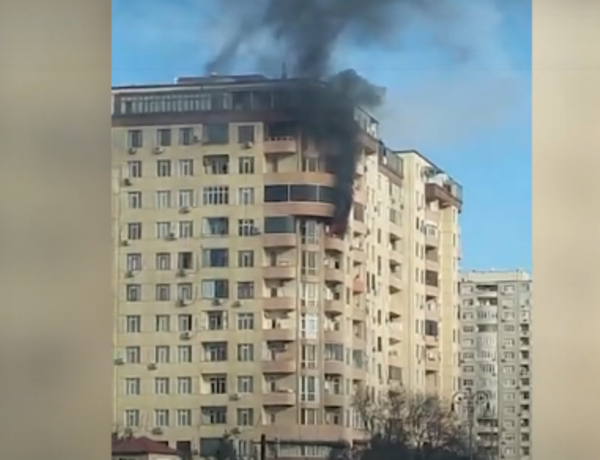 Bakıda yaşayış binasında yanğın söndürüldü –