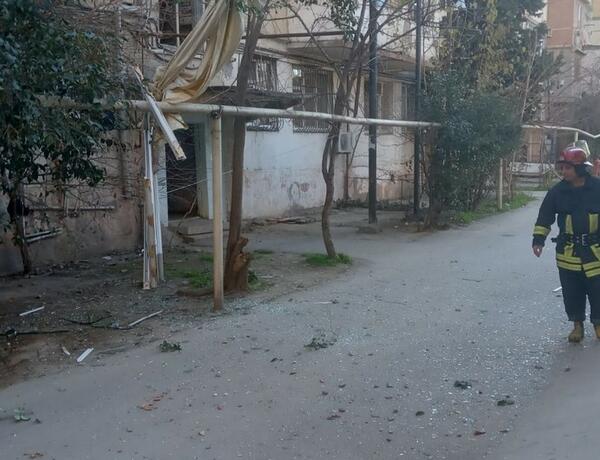 Bakıda yaşayış binasında partlayış baş verib, xəsarət alanlar var