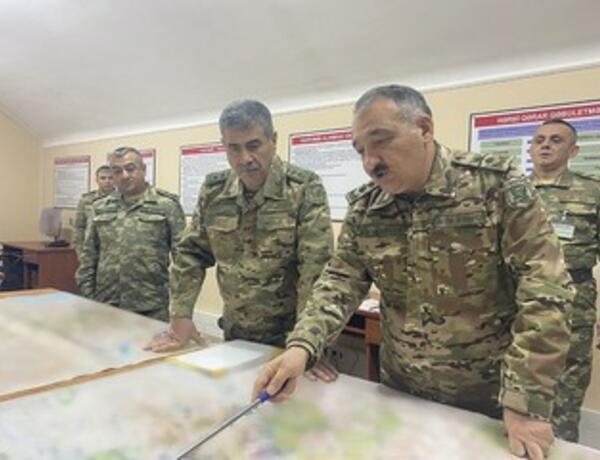 Министр обороны Азербайджана Закир Гасанов посетил штаб Сухопутных войск