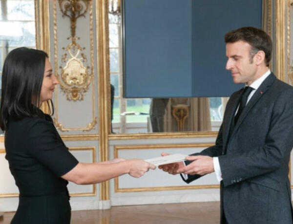 Посол Азербайджана вручила верительные грамоты президенту Франции