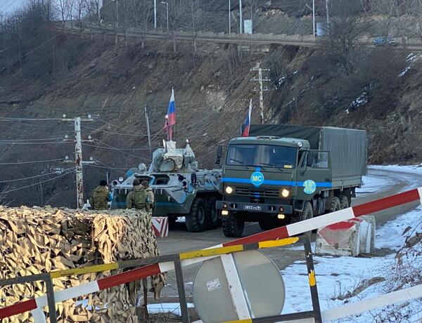 По Лачинской дороге беспрепятственно проехали еще два грузовых автомобиля миротворцев —