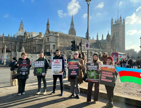 В Лондоне прошла акция протеста против незаконной добычи Арменией полезных ископаемых на территории Азербайджана