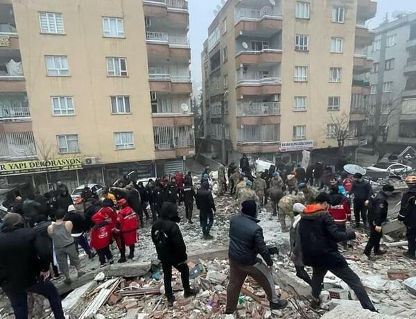 Malatyada xilasedicilər 4 azərbaycanlı tələbəni dağıntılar altından çıxardı