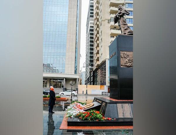 Посол Великобритании почтил память жертв Ходжалинской трагедии