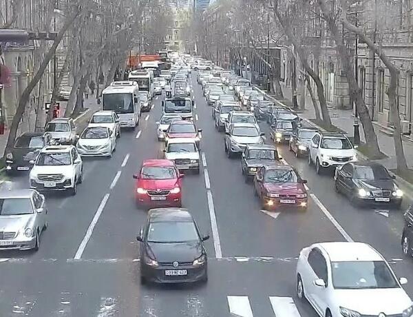 Bakının əksər küçə və prospektlərində sıxlıq yaranıb –