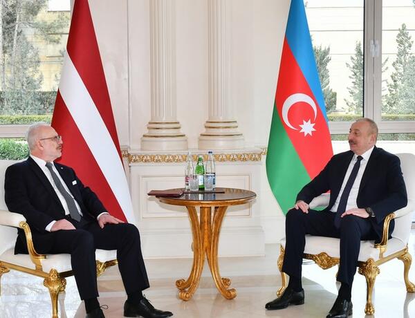Состоялась встреча президентов Азербайджана и Латвии в узком составе