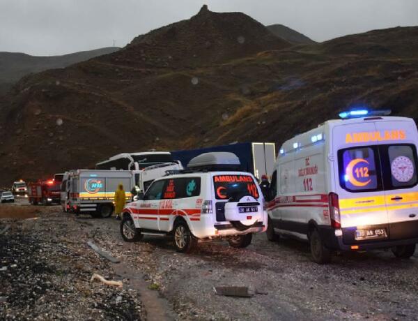 Yük maşını mikroavtobusla toqquşdu, 3 nəfər öldü