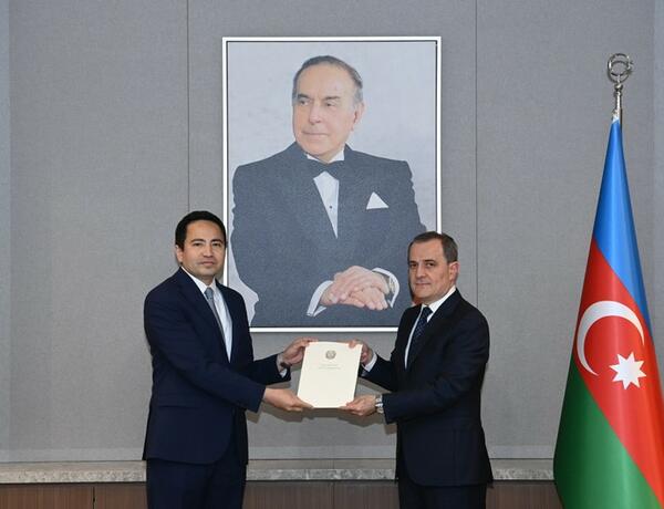 Новый посол Казахстана вручил копию верительных грамот Джейхуну Байрамову