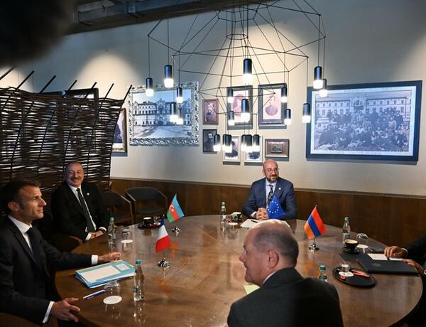 Хикмет Гаджиев поделился публикацией о неформальной встрече президента Азербайджана в Кишинэу